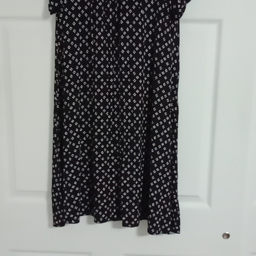 #218 Old Navy Black and White Women's V-Neck dress. Size: Large - Picture 3 of 8